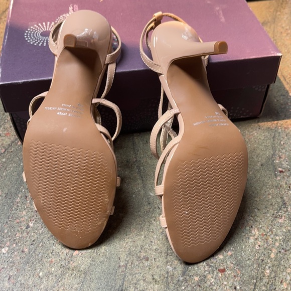 BP Platinum Twirl-Lea Sandal Nude Patent SZ 7 NWT - Picture 5 of 11